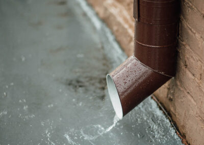 Vihmaveesüsteemid, aknaplekk, plekksepatöökoda, plekitööd, plekksepp, katusetööd. Дождевая система, строительство крыш, изготовление деталей из жести, жестяные работы.